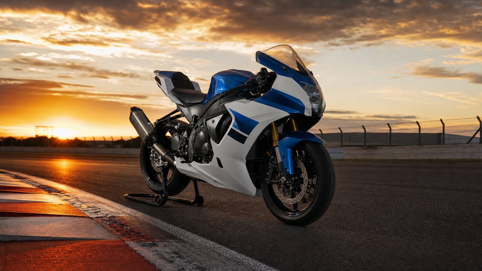 Suzuki GSX-R 750 sur circuit au soleil couchant, moto sportive légendaire