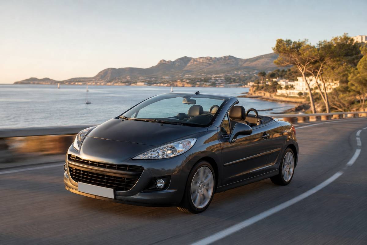 Peugeot 207 CC décapotable roulant sur une route côtière ensoleillée style roadster urbain