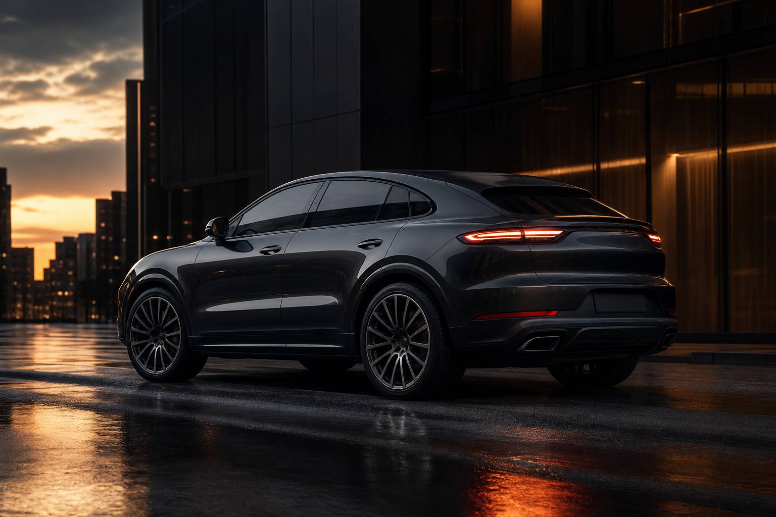 SUV coupé moderne de teinte anthracite garé en ville au crépuscule, reflets métalliques