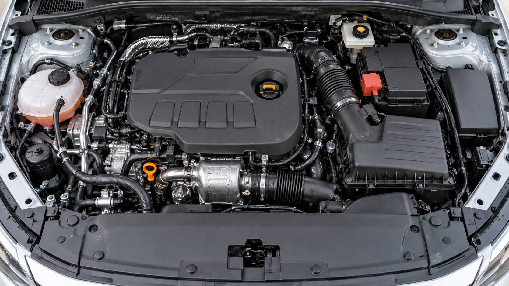 Compartiment moteur de compacte diesel anonyme vu de dessus avec durites et batterie